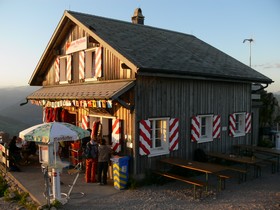 das Mythenhaus in der Morgensonne